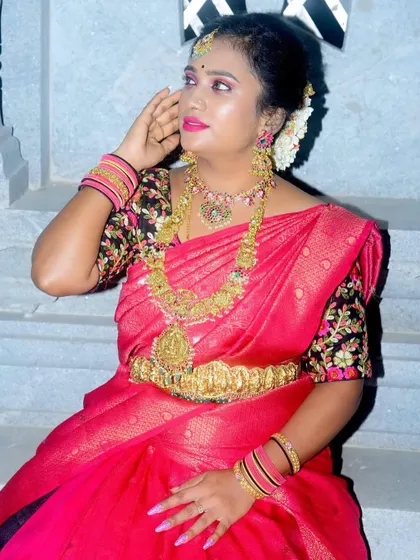 A beautiful client looking radiant in a pink saree and a full antique gold jewellery set. The statement pieces make her look and feel like a queen.