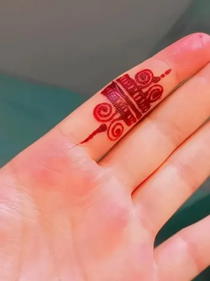 A tiny, simple design on the finger, showing that even the smallest henna can be beautiful.