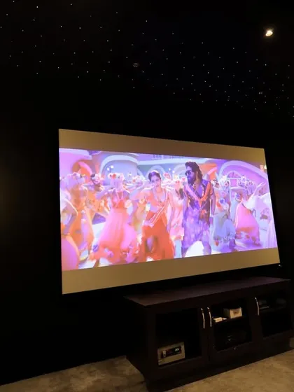 Watching a colorful movie scene in this theater is a true treat for the eyes. The dark walls and ceiling ensure that the colors on the screen pop with incredible vibrancy.