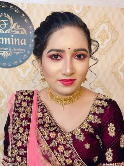 A soft party look with pink eyeshadow and a matching pink lip. This is a great option for a daytime event or for someone who prefers a more subtle style.