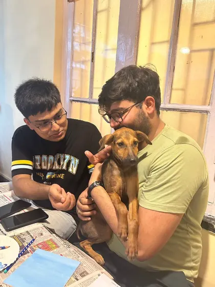 Two participants at our Kolkata event give some love to a calm, brown indie puppy. These sessions are a great way for friends to spend time together while supporting a great cause.