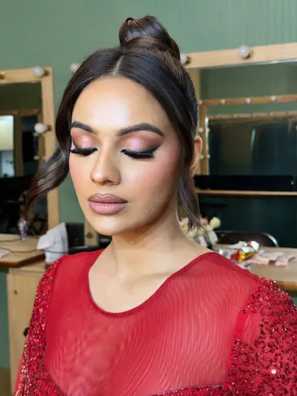 Unfiltered and fabulous. This cocktail eye makeup features a smoked-out liner and soft pink shimmer, paired with a nude lip for a balanced, soft glam look.