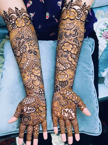 Another shot of this personalized bridal mehndi, showing the initials 'MK' and the name 'Majaz' clearly.