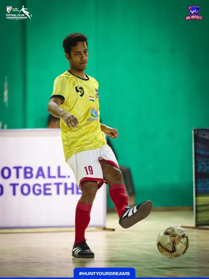 A player getting his touch right during the pre-final warmup. Every detail matters.
