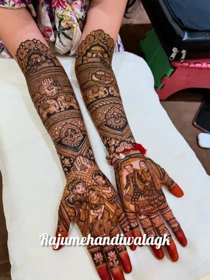 This design features multiple portraits, including the couple and their parents. It's a beautiful way to honor the family on the wedding day.
