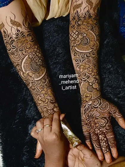 A stunning hibiscus floral bridal mehendi. The hibiscus flower is a unique and beautiful choice for a bridal design.