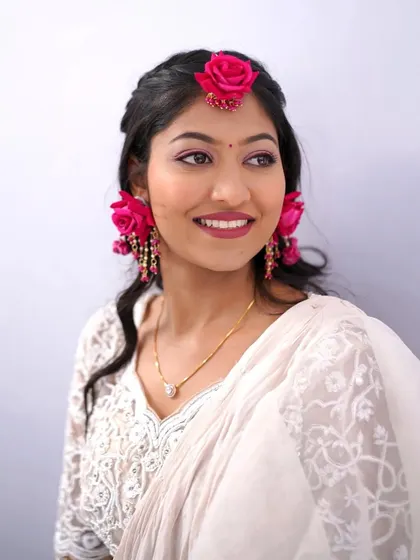 For Minakshi's Haldi, we created a luminous and delicate look. A vision in white with a pop of pink from the floral jewelry.