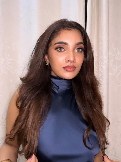 This look is all about achieving a natural glow. The skin is the star of the show, with minimal eye makeup and a soft lip to complete the fresh, luminous effect.