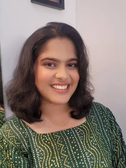 A happy and bright straight makeup look. The soft pink tones on the cheeks and lips give a youthful and fresh appearance.