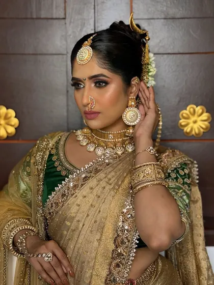 A full look at a Maharashtrian bride, showcasing a traditional choker, coin necklace, and nath. The gold-finish jewellery is perfect for this classic bridal style.