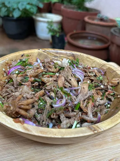 The fresh purple onions and green chives add a nice crunch and freshness to the soft oyster mushrooms.