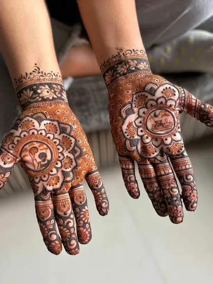 This design features small, intimate couple portraits set inside ornate mandalas. It's a subtle way to personalize your Karwa Chauth mehendi while maintaining a traditional, symmetrical look.