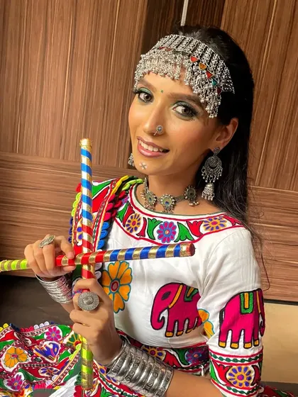 Ready with her 'dandiya' sticks, this model showcases the complete Navratri look, full of color and energy.