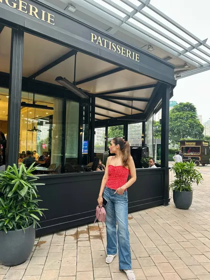 Red is my color. A casual look with a red corset top and wide-leg jeans, perfect for a day out at a patisserie.