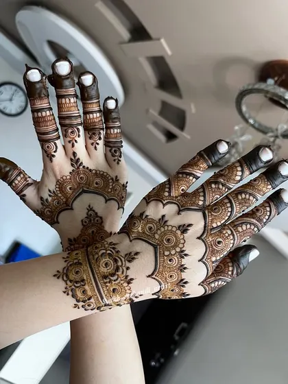 A graceful design for the back of the hands, with a floral cuff and delicate patterns on the fingers.