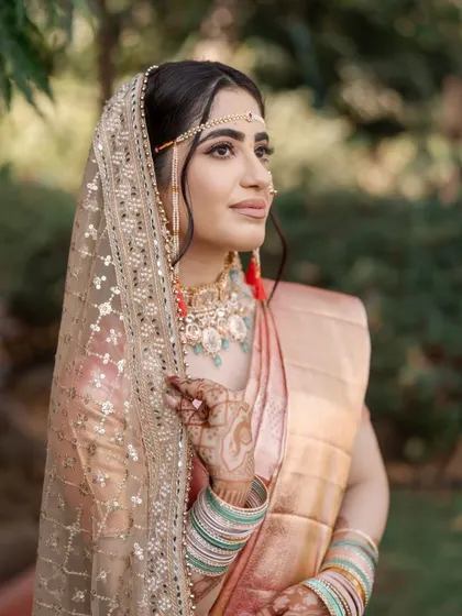 My bride Abha looked absolutely radiant for her Pheras. Her peachy-pink saree and mint green jewelry were so fresh and unique. I created a minimal glam look with a natural, glowy base to enhance her beauty without overpowering her style.