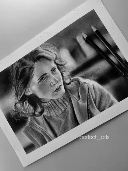 A graphite sketch of Natalia Dyer. I focused on her expressive, worried look, using soft shading to capture the emotion and the texture of her sweater.