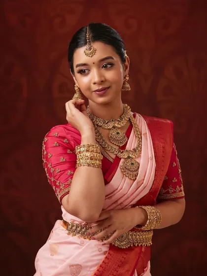 The antique gold finish of this set gives a rich and royal feel, perfect for any bride.