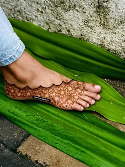 A close-up of a simple and elegant floral mehandi for the feet. This design is perfect for bridesmaids or for pre-wedding functions.