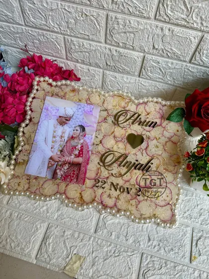 This angle highlights the unique zigzag edge of the frame, which is meticulously crafted and bordered with pearls from the original wedding garland.
