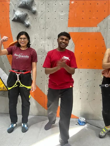 Announcing the winners of the Women's Speed Climbing category. A crew member raises the hand of the champion, celebrating her incredible performance.