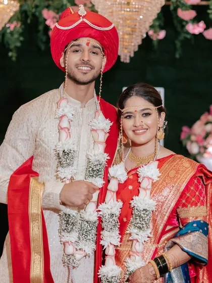 A lovely portrait of the Maharashtrian couple. Her makeup is kept natural and radiant to showcase her beauty and the richness of her traditional attire.