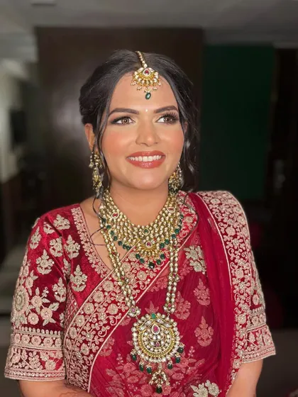 A portrait of bridal happiness. Nutisha’s glowing skin and sparkling eyes are the centerpiece of this look, designed to feel comfortable and look stunning all day long.