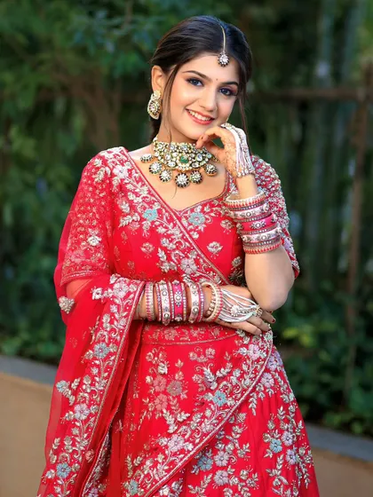 A complete bridal look featuring a heavy, gold-plated Kundan necklace, haath phool, and maang tikka, all available for rent.