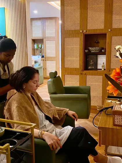 Here, a therapist performs a targeted head massage. This is part of my treatment for issues like dryness and stress, focusing on pressure points to improve blood circulation and promote deep relaxation.