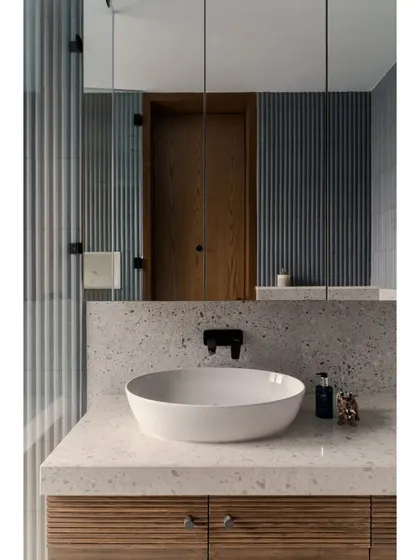 An identical shot showing the minimalist design of the kids' bathroom, with a focus on functionality and easy-to-maintain surfaces.