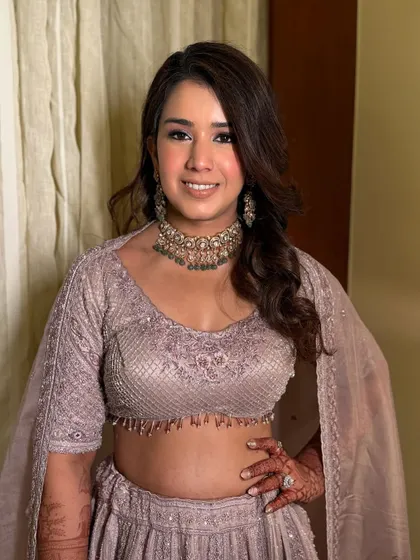 A soft and pretty makeup look for the groom's sister. The shimmery eyes and pink tones in the makeup perfectly match her lilac lehenga.