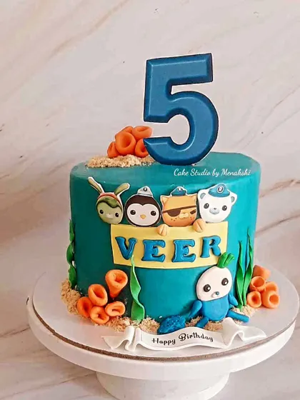 An Octonauts themed cake for a 5th birthday. This underwater design features characters from the show and is perfect for a little explorer.