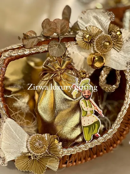 Celebrate the warmth of Lohri with luxury. This golden-themed basket is elegantly decorated and perfect for making your festive moments unforgettable.