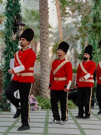 Performers dressed as the Queen's Guard add an authentic and fun touch to the Bridgerton theme, perfect for photo ops and a grand welcome.