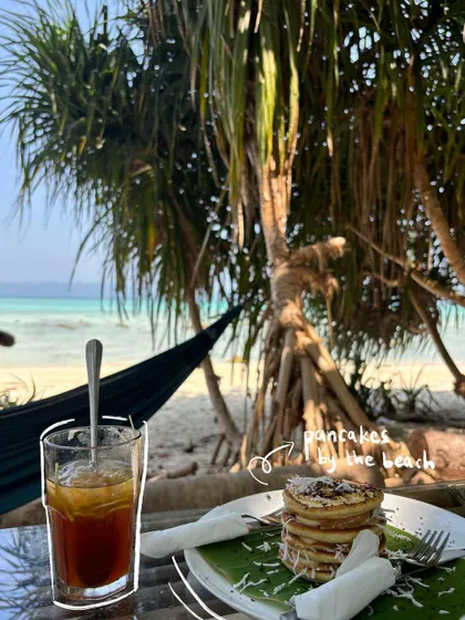 Another shot of the delicious pancakes by the beach, with a simple outline to make them look even more tempting.