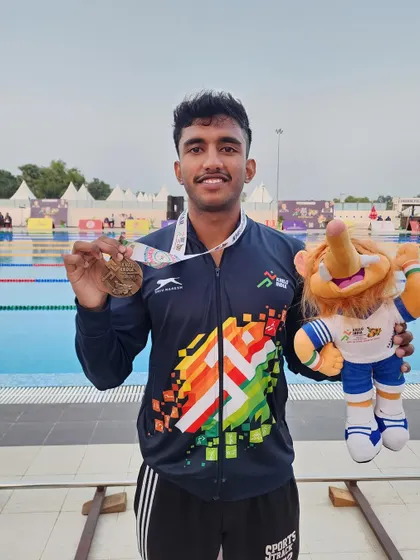 Samarth Gowda with his bronze in the 100m Backstroke.