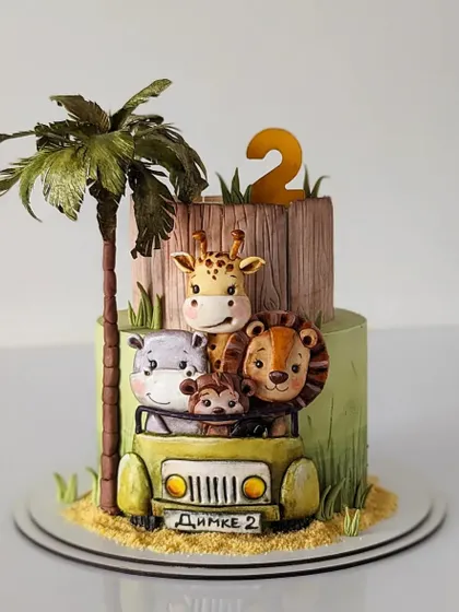 This jungle safari cake is so much fun! The animals peeking out of the jeep create a playful and adventurous scene, perfect for a toddler's birthday.