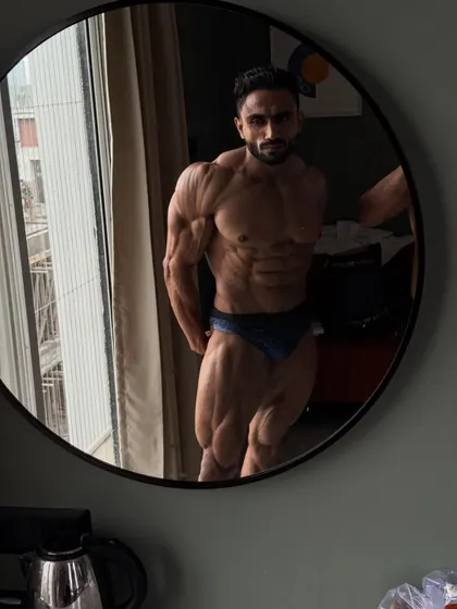 Side view, checking the obliques and leg separation.