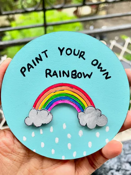 Another look at the hand-painted rainbow decor, a small piece that brings a lot of happiness.