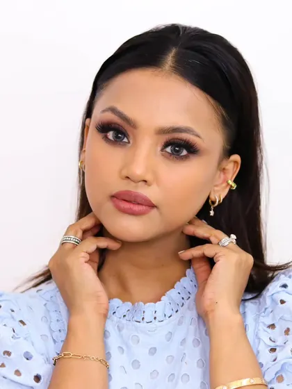 Perfect makeup, perfect mood, perfect day. This look features a classic smokey eye and a matte pink lip, a versatile combination for any occasion.