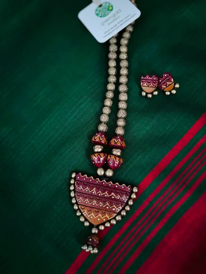 A duplicate image of the semi-circular terracotta necklace set.