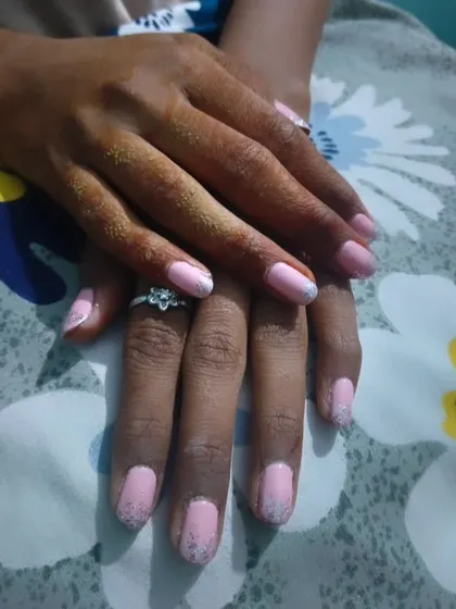 A beautiful glitter ombre on natural nails. I blended a fine silver glitter from the tips down over a soft pink base. It’s a great way to get a glamorous look that grows out gracefully.
