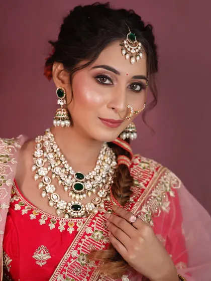 For the modern bride, a glamorous lehenga look. This style features defined eyes and a flawless base, perfect for evening ceremonies and receptions, all captured without any filters.