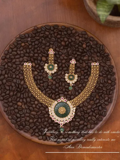 For this green enamel jewelry set, I used a bed of dark coffee beans as a contrasting base. This unconventional styling choice creates a rich, aromatic, and visually interesting texture that makes the jewelry stand out.