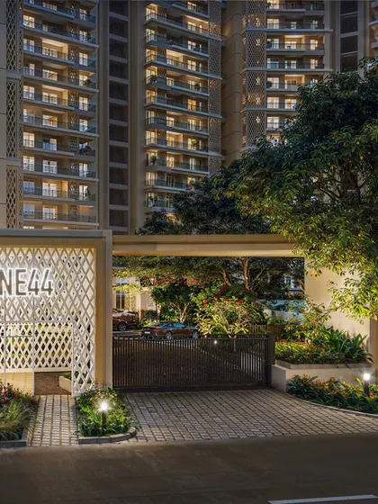 An evening view of the "ONE44" gate, with backlighting that makes the nameplate stand out and creates a secure, high-end feel.
