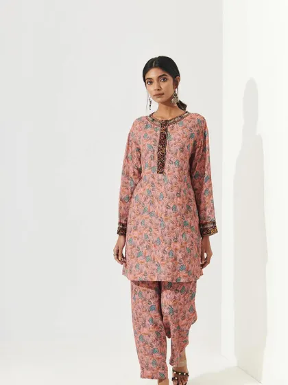 A clean and simple makeup look for a Shopverb catalogue shoot. The focus is on natural-looking skin and subtly defined eyes to keep the attention on the printed kurta set.