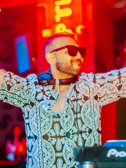 A duplicate of my hands-up pose, a signature move that always gets the crowd going.
