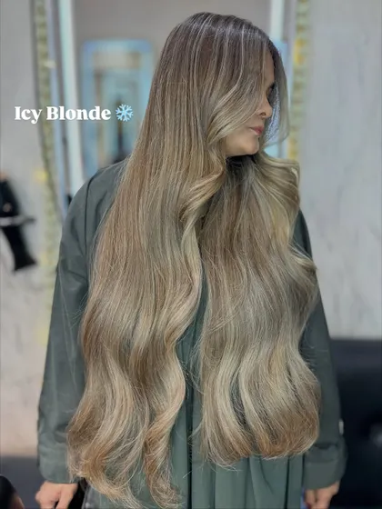 A close-up of the Icy Blonde shade. The color is pure, cool, and perfect for the winter season vibes.