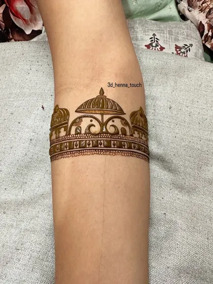 The initial outline of the royal arm band, featuring a central dome flanked by elephants. This is the foundation for a truly majestic design.