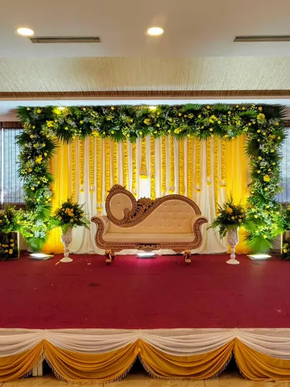 Another angle of the yellow and green stage decor.